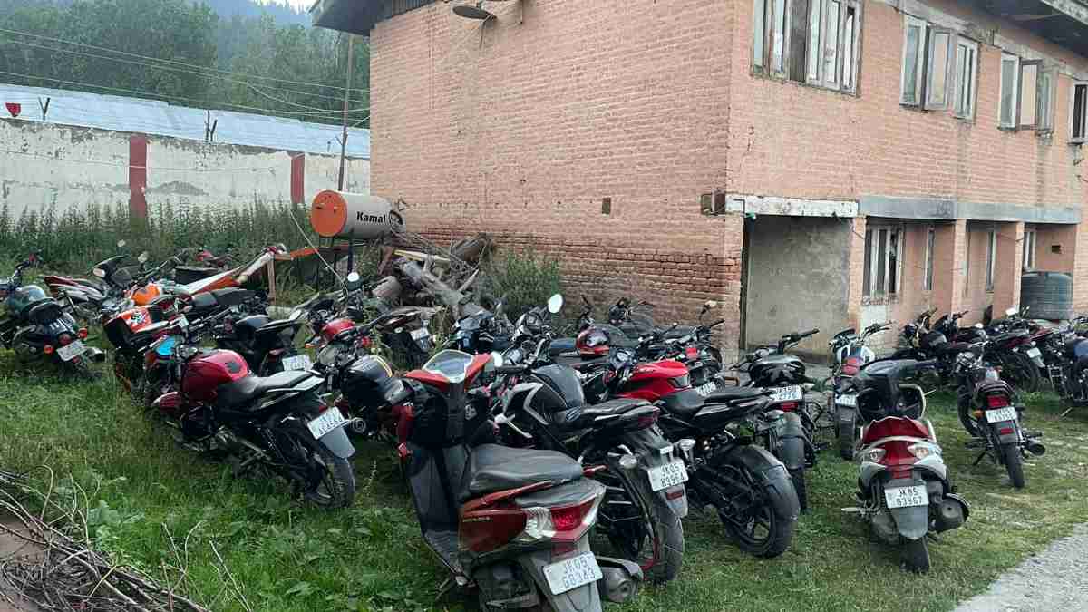 Crackdowns on stunt bikers: 34 bikers booked, 34 two wheelers seized in Kunzer, Tangmarg Town