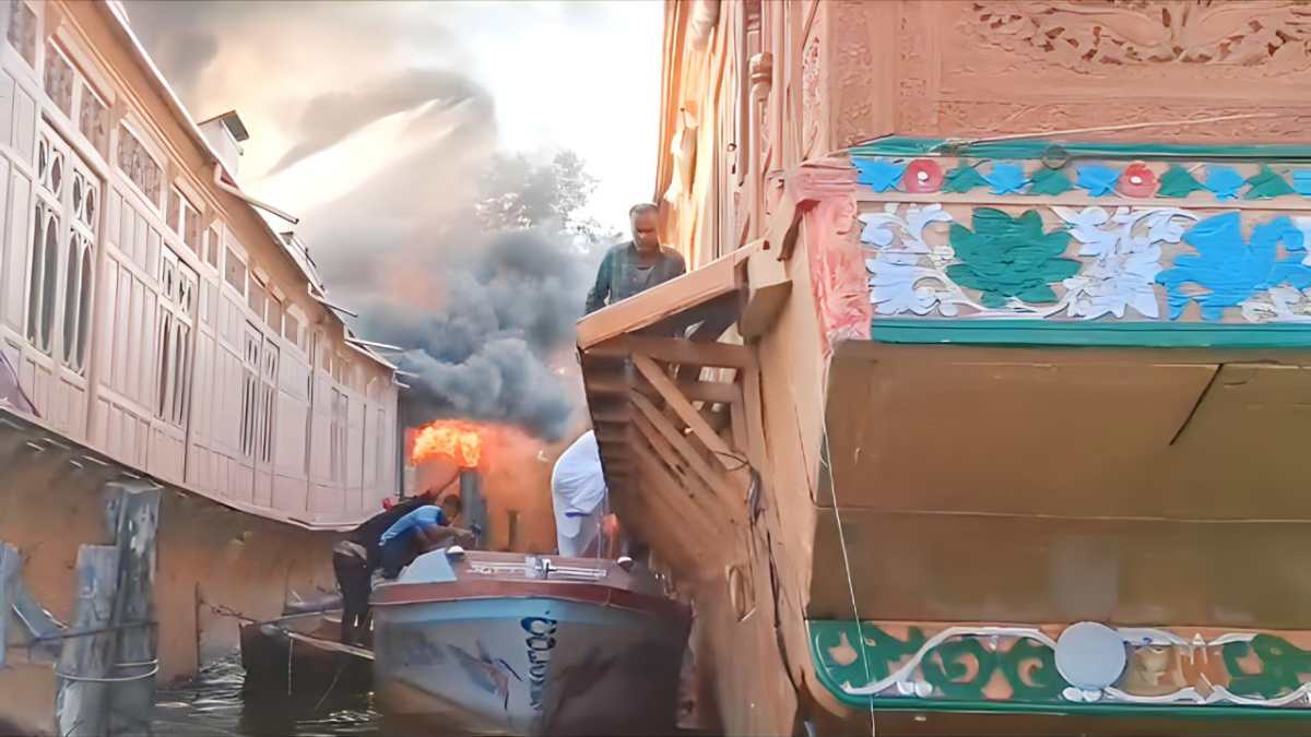 Fire breakouts in houseboat in Dal Lake