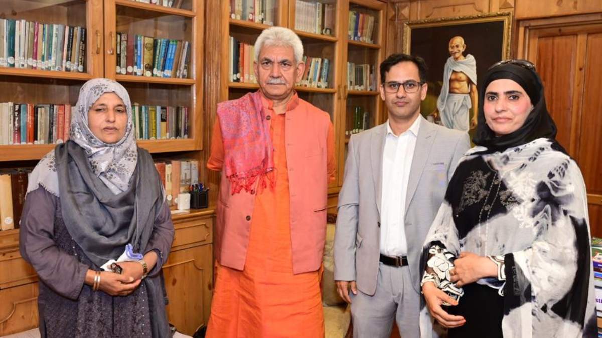 Florence Nightingale Awardee from Sgr calls on LG Sinha