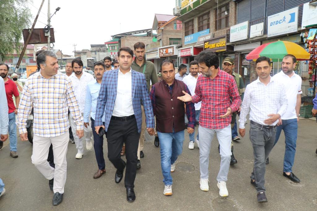 DC Srinagar visits Shahr-e-Khaas to assess the feasibility of establishing a Sunday market to create self-employment opportunities