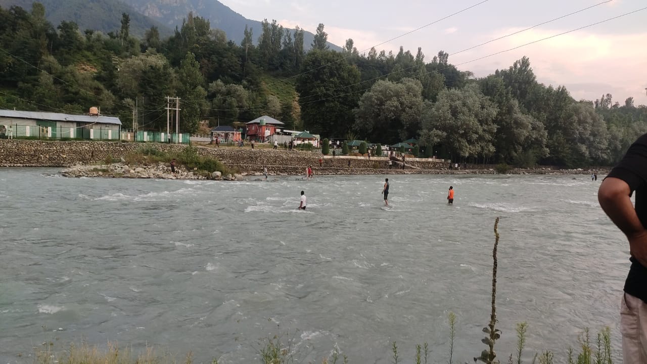 Teenager drowns in river Sindh in Ganderbal, rescue ops launched