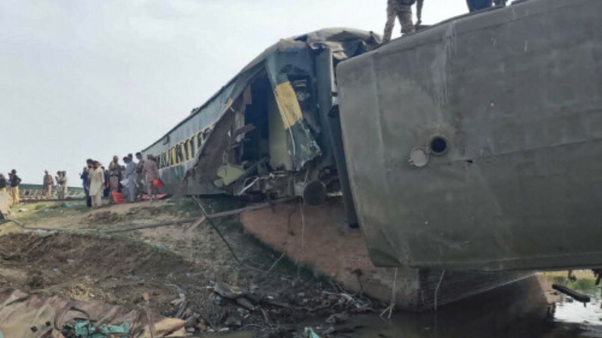 At least 30 killed, numerous injured as train derails in Pakistan