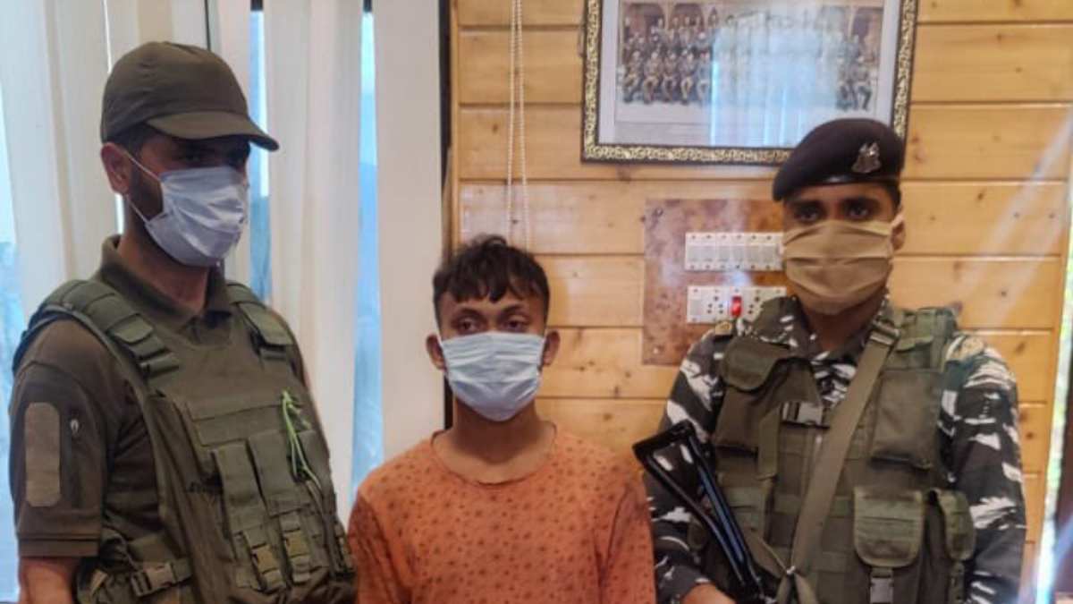 Non-local arrested along with stolen pistol in Srinagar Non-local arrested along with stolen pistol in Srinagar