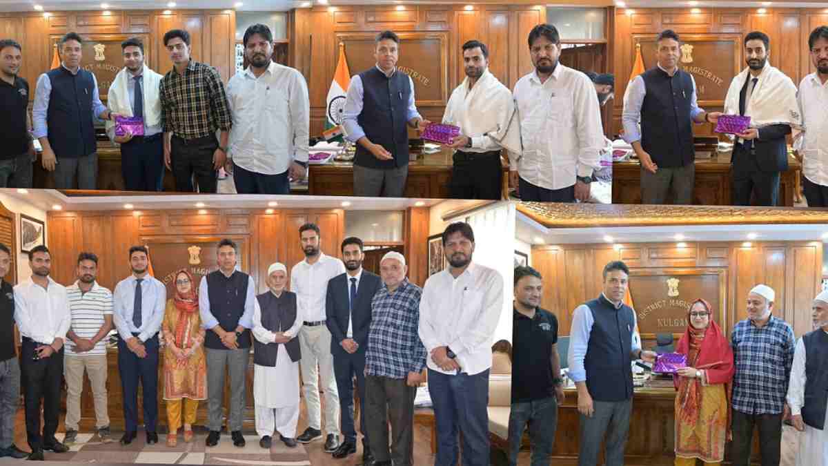 DC Kulgam felicitates JKAS Qualifiers