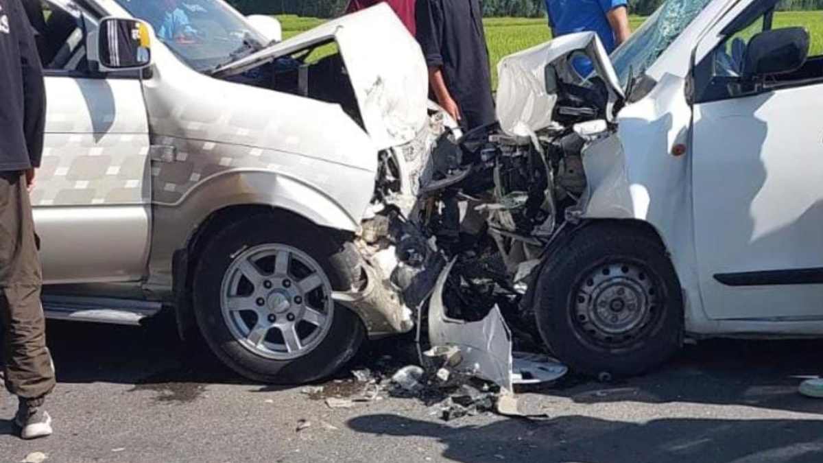 Two-vehicle collision sends twelve to the hospital with injuries of various degrees in Tral Two-vehicle collision sends twelve to the hospital with injuries of various degrees in Tral