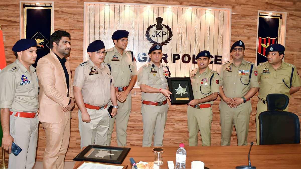 Sgr police bids farewell to two DySP's on their transfer Sgr police bids farewell to two DySP’s on their transfer