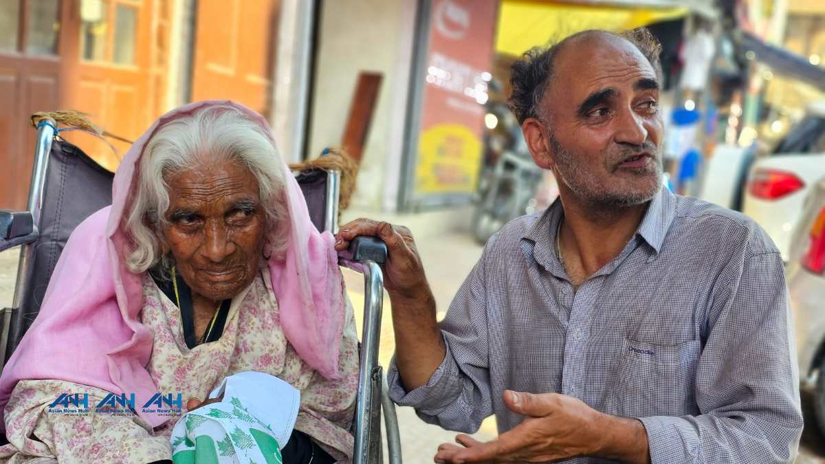 Chaiwalas’ affection for ailing mother makes him role model for young generation