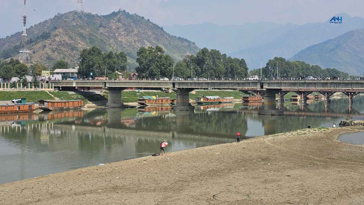 Dry weather conditions: Water level in Jhelum drops to 70-year low