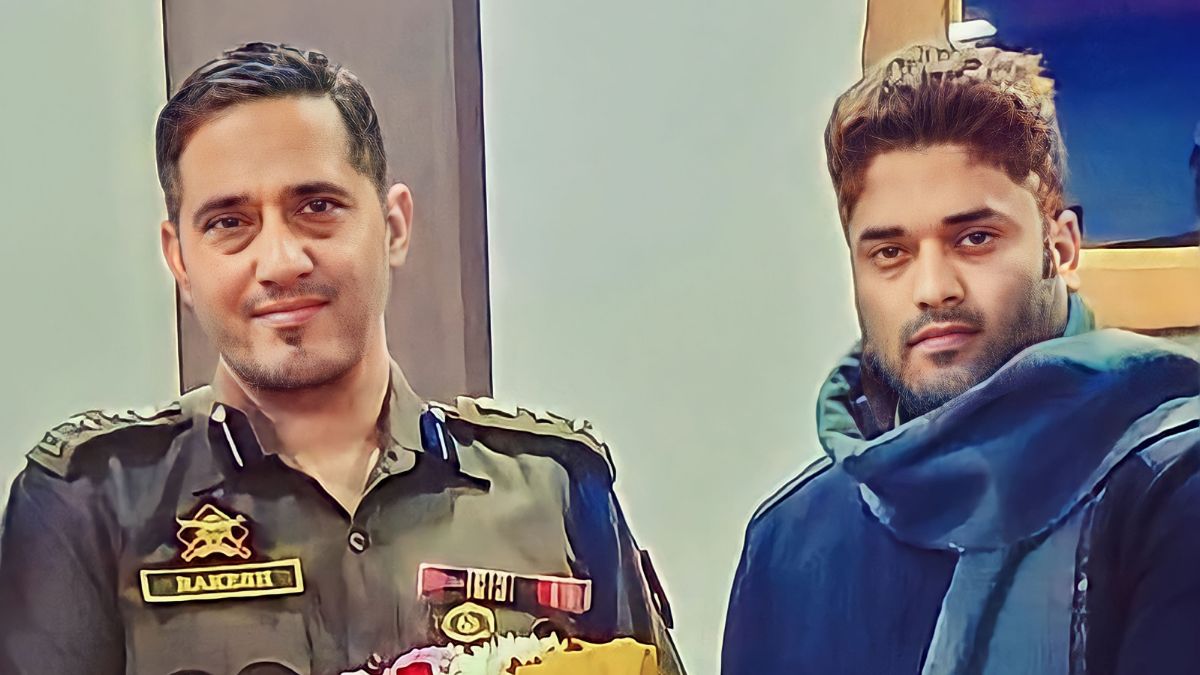 Manzoor bhat congratulates SSP Sgr Rakesh Balwal on a stellar UT tenure