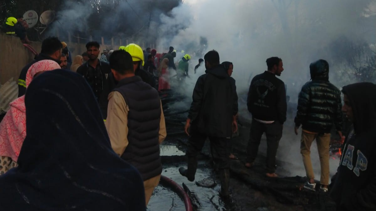 17 residential sheds gutted in Parimpora blaze 17 residential sheds gutted in Parimpora blaze