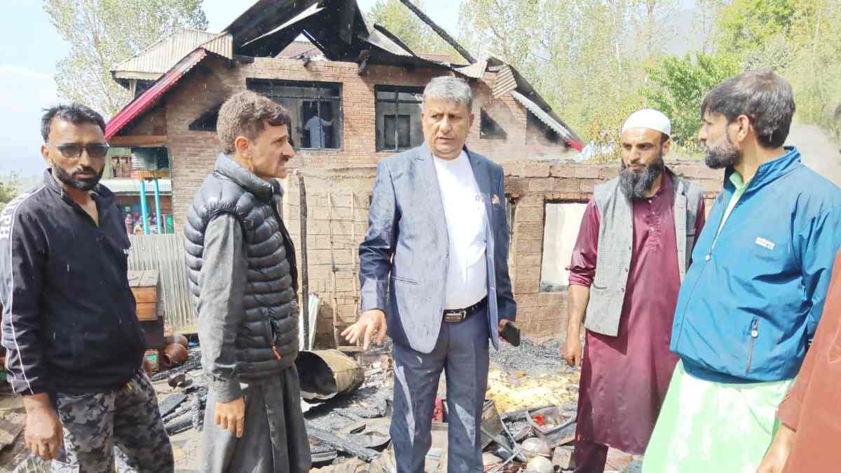 DDC vice chairperson Kupwara visits fire victims in Lolab