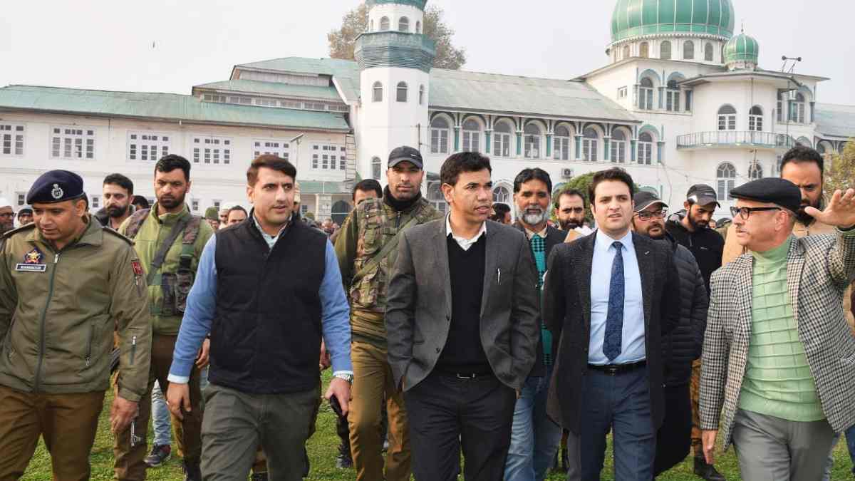 Div Com, DC Sgr and SMC Commissioner visit Jinab Sahab Soura Div Com, DC Sgr and SMC Commissioner visit Jinab Sahab Soura