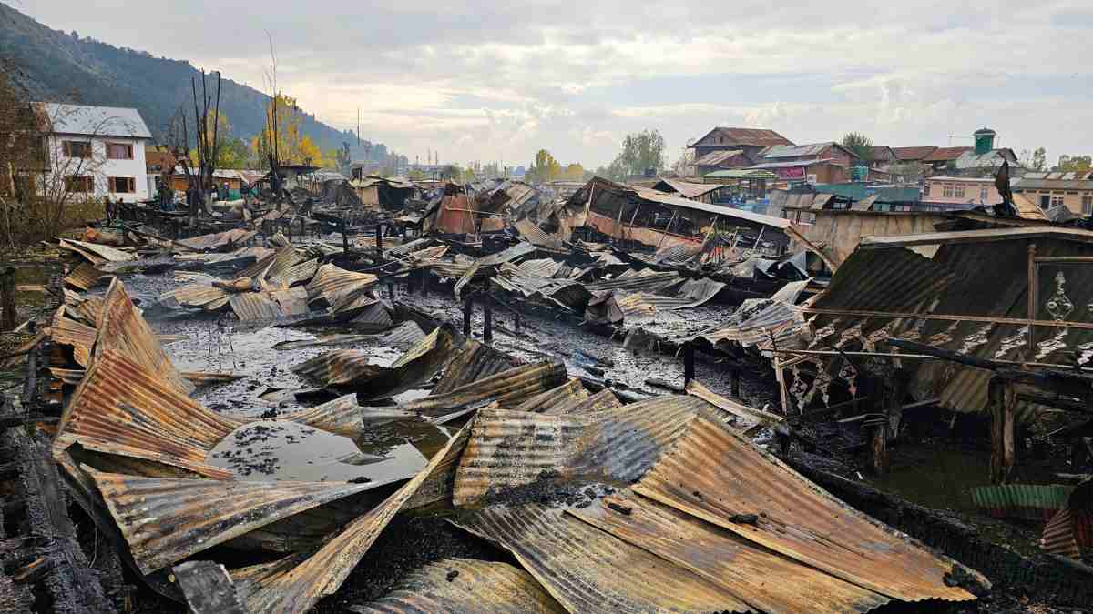 Three Bangladeshi tourists die in Dal lake blaze Three Bangladeshi tourists die in Dal lake blaze