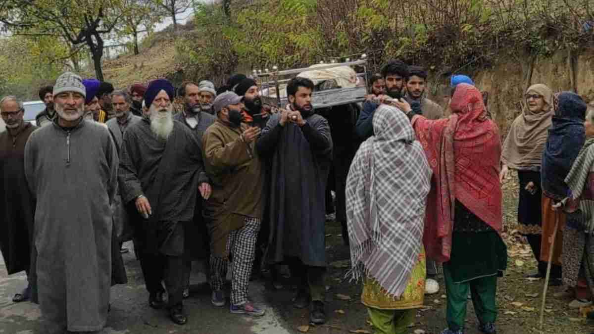 Muslim neighbours participate in last rites of Sikh woman in Tral
