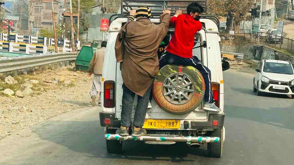 Putting passenger lives at Risk: ARTO Shopian blacklists Vehicle Putting passenger lives at Risk: ARTO Shopian blacklists Vehicle