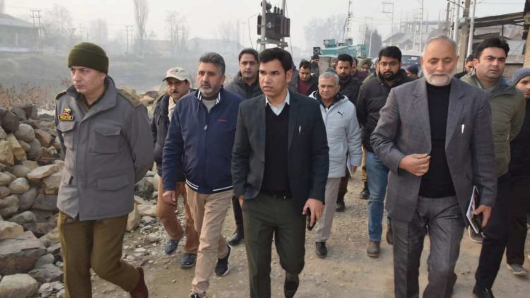 Make Barzulla-Bund road functional by December end: Div Com directs R&B officers