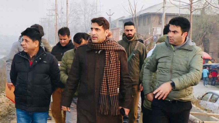 DC Sgr inspects works at specialized orthopaedic block at Barzulla hospital DC Sgr inspects works at specialized orthopaedic block at Barzulla hospital