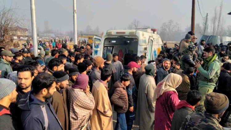 Father of six trapped in deep well rescued in Tangmarg Father of six trapped in deep well rescued in Tangmarg