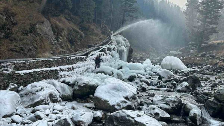Hello, I am Chillai Kalan…… Srinagar freezes at minus 4.3 degree celsius