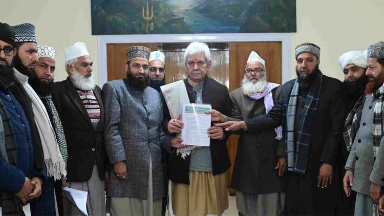 20-Member delegation of Jamat-E-Ahle Sunnat calls on LG Manoj Sinha 20-Member delegation of Jamat-E-Ahle Sunnat calls on LG Manoj Sinha