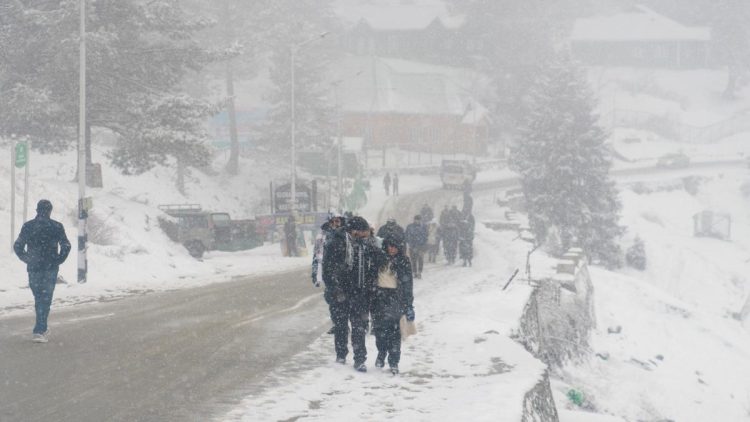 Weatherman issues yellow warning amid forecast of heavy Rain, Snowfall IMD Predicts Heavy Snowfall In Kashmir
