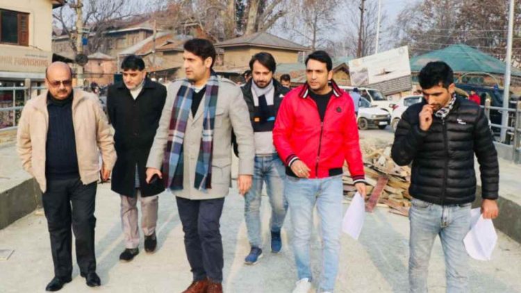 DC Srinagar inspects various ongoing works in city parts