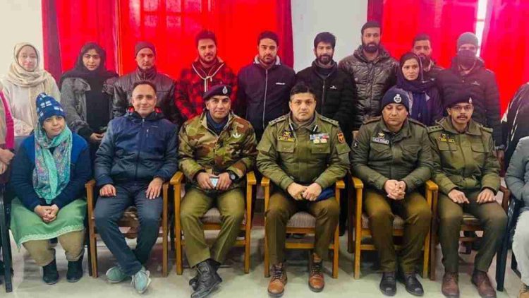 DIG Sujit Kumar reviews functioning of Police Drug De-Addiction Centre at Eidgah Srinagar DIG Sujit Kumar reviews functioning of Police Drug De-Addiction Centre at Eidgah Srinagar