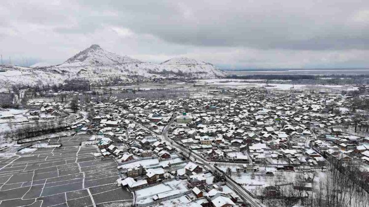 Mercury plummets in Kashmir, Gulmarg freezes at minus 12 degree celsius