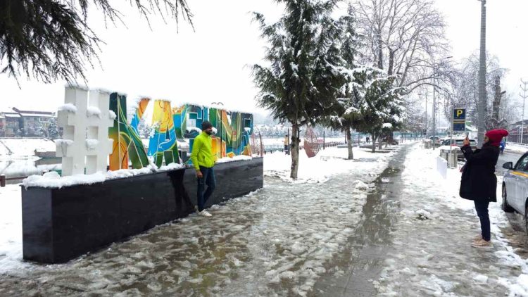 Weatherman Predicts Light Snowfall at Isolated Places Moderate to heavy rain, snow likely in J&K from Feb 17-21