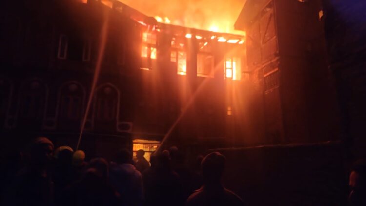 Elderly man dies, five residential houses damaged in Jamalata blaze Massive fire breaks out in Jamalata Srinagar