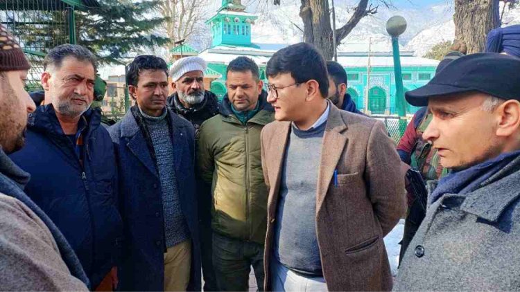 DC Baramulla visits Hazrat Janbaz Wali (RA) Shrine DC Baramulla visits Hazrat Janbaz Wali (RA) Shrine