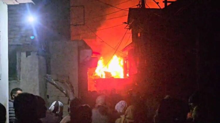Fire Engulfs Govt Residential Quarters in Chanapora Sgr, Firefighter injured Fire breaks out in Batamaloo Sgr, two firefighters injured