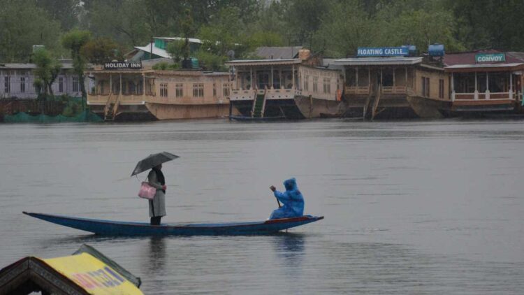 Weatherman forecasts moderate rainfall from tomorrow After heavy rain, water level in rivers & streams rises in Kashmir