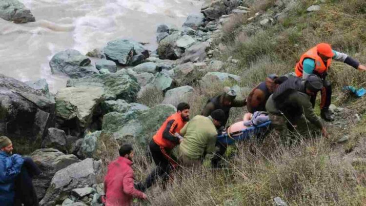 Four killed, 2 missing as passenger vehicle rolls down into nallah sind in Sonamarg