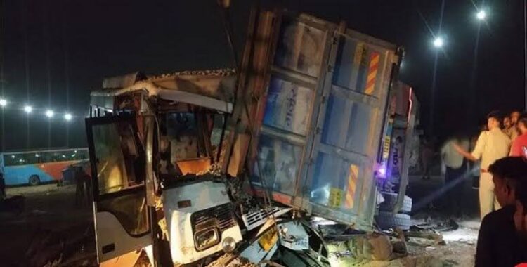 11 people dead, 10 injured after truck turns turtle on bus in UP's Shahjahanpur 11 people dead, 10 injured after truck turns turtle on bus in UP’s Shahjahanpur