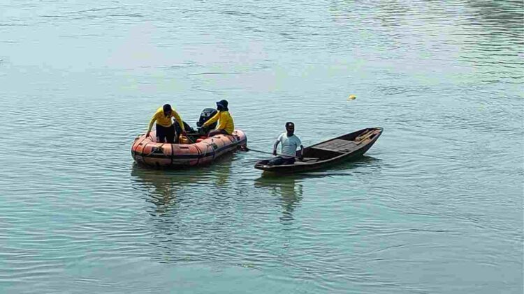Bandipora youth jumps into Jhelum in Sgr, rescue ops on Bandipora youth jumps into Jhelum in Sgr, rescue ops on