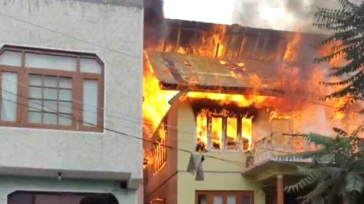 Three residential houses damaged, 2 firefighters injured in Rajouri kadal blaze