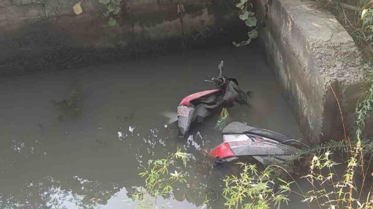 Driver dies after scooty falls into water stream in Srinagar Driver dies after scooty falls into water stream in Srinagar