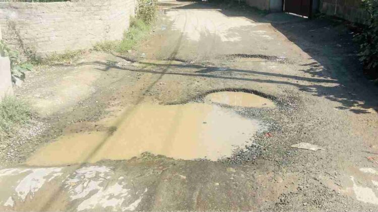Residents of Nowgam’s Kenihama demand urgent repair of water pipe leakage