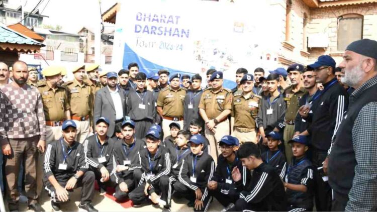 IGP Kashmir flags off students’ group for Bharat Darshan Tour