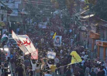 Kashmiri Shias protest killing of Hezbollah chief after Friday prayers