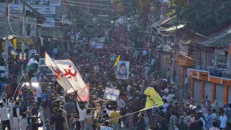 Kashmiri Shias protest killing of Hezbollah chief after Friday prayers