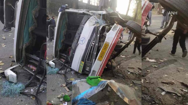 12 Passengers Injured in Baramulla Road Accident 12 Passengers Injured in Baramulla Road Accident