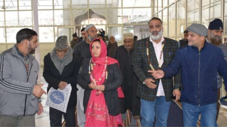 Sakeena Itoo Pays Obeisance at Dargah Hazratbal Srinagar