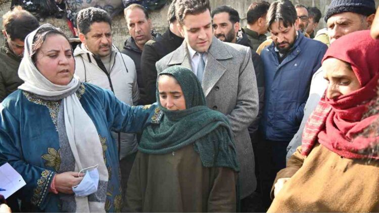 Sakeena Itoo Hands Over Rs. 3.66 lakh as Immediate Relief to Fire Affected Families in Kulgam Sakeena Itoo Hands Over Rs. 3.66 lakh as Immediate Relief to Fire Affected Families in Kulgam