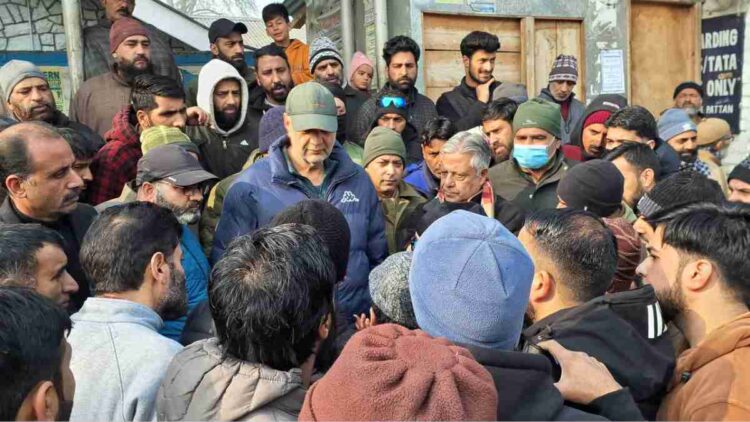 Pattan Traders Federation Protests Against Unscheduled Power Cuts, Blocks Srinagar-Baramulla Highway