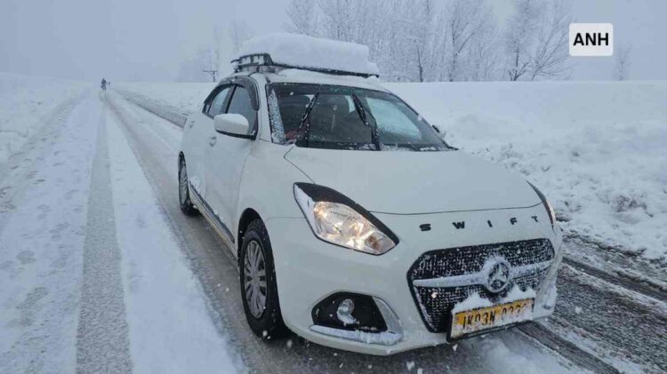 Over 1,300 HMVs Stranded on Srinagar-Jammu National Highway: IGP Traffic Over 1,300 HMVs Stranded on Srinagar-Jammu National Highway: IGP Traffic