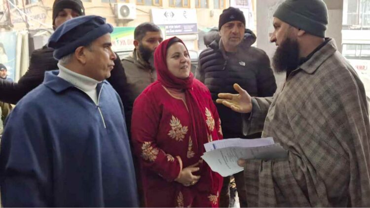 Sakeena Itoo Conducts Surprise Inspection at JLNM Hospital, Reviews Medical Facilities