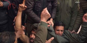 Wildlife Dept Daily Wagers, Casual Labourers Protest Outside CM’s Residence in Srinagar