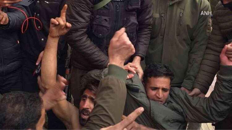 Wildlife Dept Daily Wagers, Casual Labourers Protest Outside CM's Residence in Srinagar Wildlife Dept Daily Wagers, Casual Labourers Protest Outside CM’s Residence in Srinagar